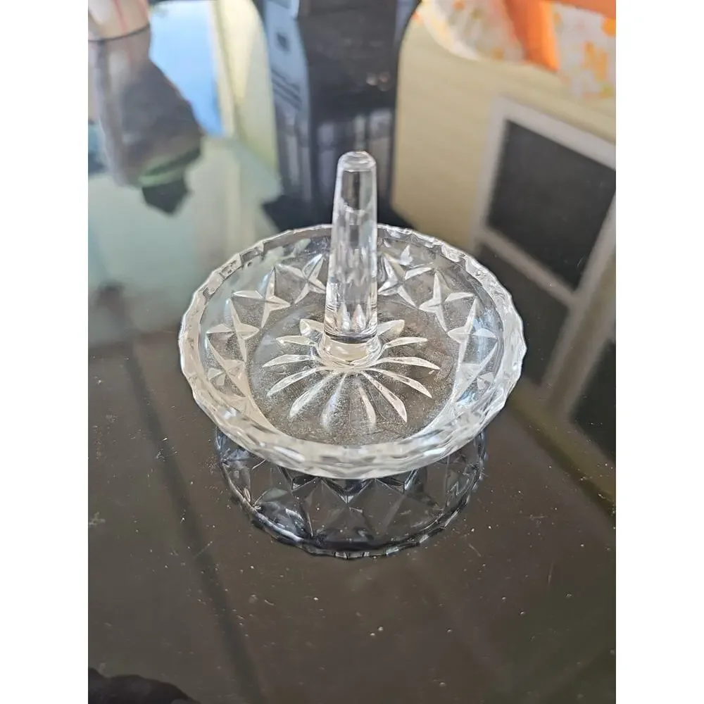 Lead Crystal Floral And X Cut Design Ring Holder 3